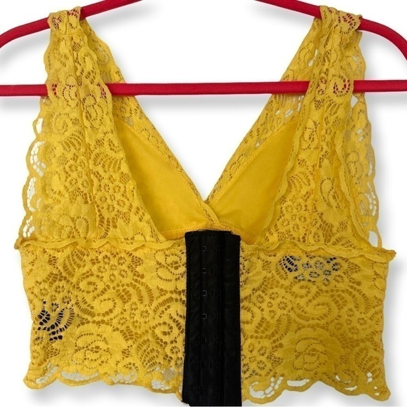 3 for $22 💛 Bebe bright yellow lace crop top size small - Picture 2 of 4